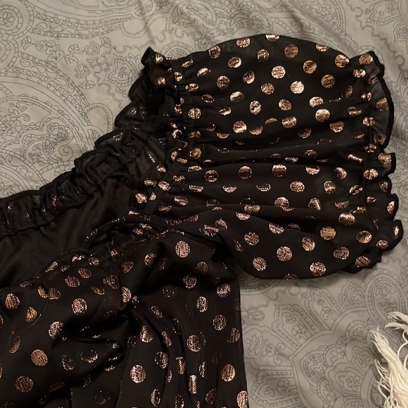 A Venus black with gold polkadots off the shoulder or on the shoulder blouse - Picture 4 of 4